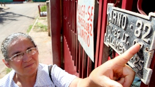 Maria Dolores é uma dos moradores de Palmas que ainda mantém há quase 20 anos no portão de casa refe