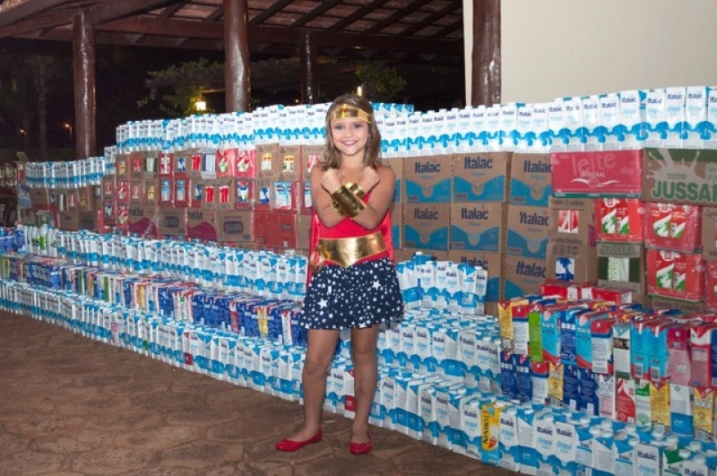 Menina que venceu o câncer arrecada mais de 5 mil litros de leite para crianças em tratamento