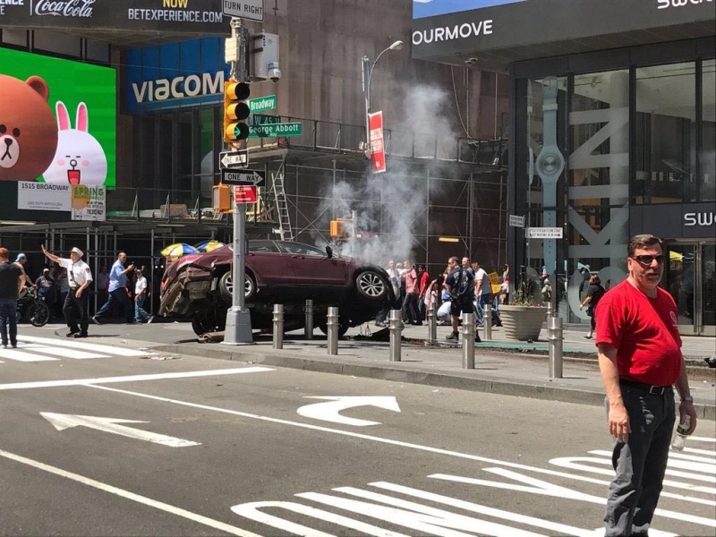 Uma pessoa morre e outras 19 ficam feridas após carro atropelar pedestres em Nova York