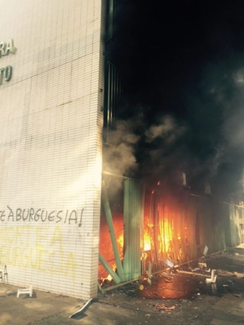 Manifestantes colocam fogo em prédios de dois ministérios em Brasília