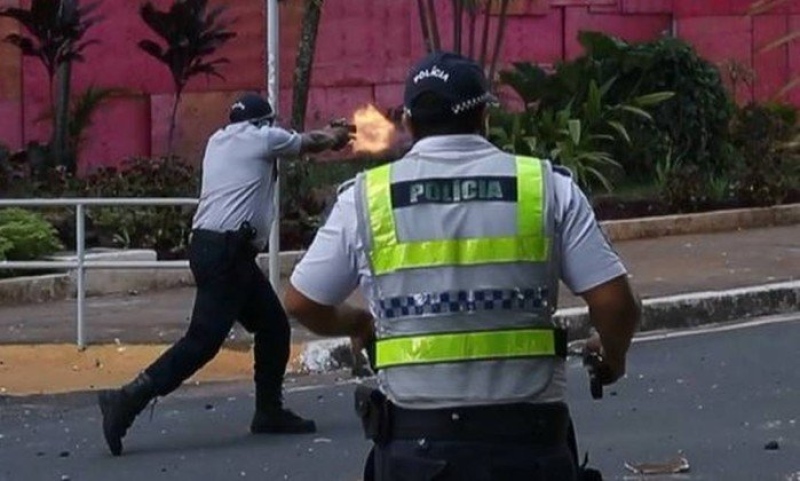 Policiais são flagrados atirando com arma de fogo durante protesto em Brasília