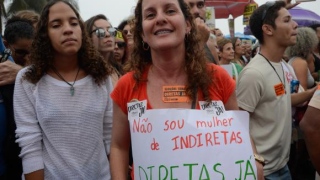 Manifestação na Praia de Copacabana pede realização de eleições diretas