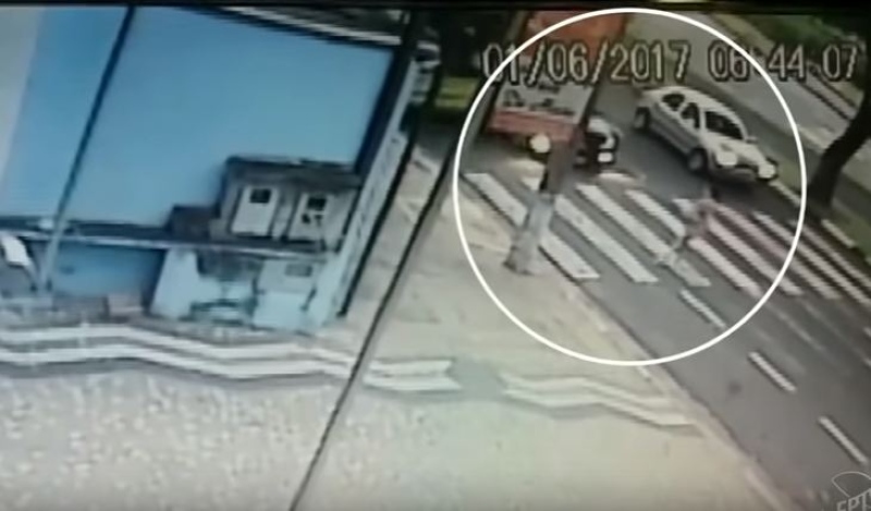 Mulher é atropelada por ônibus enquanto atravessava a rua com bebê de 4 meses no colo