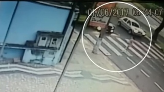 Mulher é atropelada por ônibus enquanto atravessava a rua com bebê de 4 meses no colo