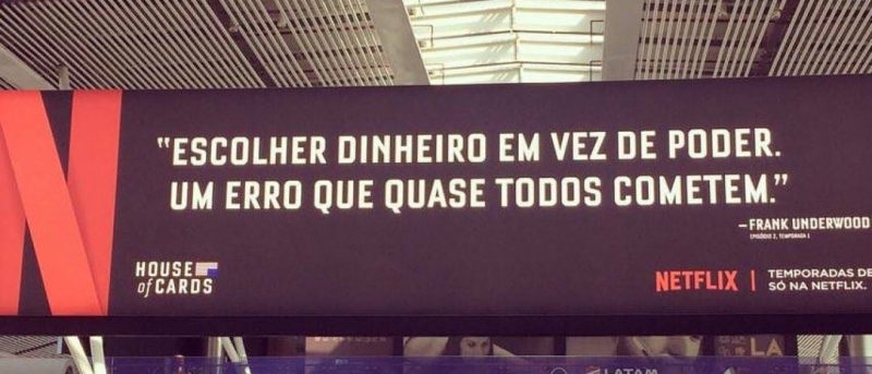 'House of Cards' manda recado para políticos com cartaz em aeroporto de Brasília