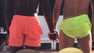 Jogadores de futebol postam foto de mãos dadas e fãs sugerem namoro