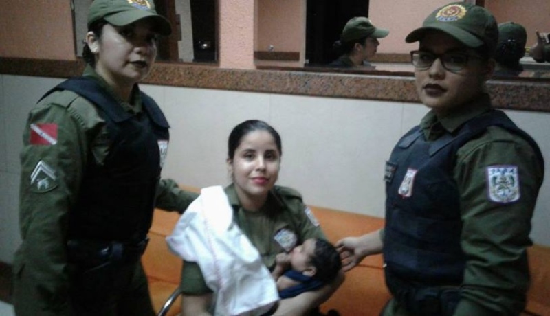 Policial Militar amamenta bebê recém-nascido enquanto pai é interrogado