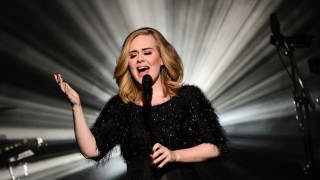 Comovida, Adele consola vítimas durante incêndio de prédio em Londres 