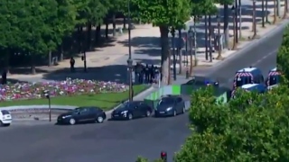 Veículo bate em furgão da polícia na Champs-Élysées em Paris