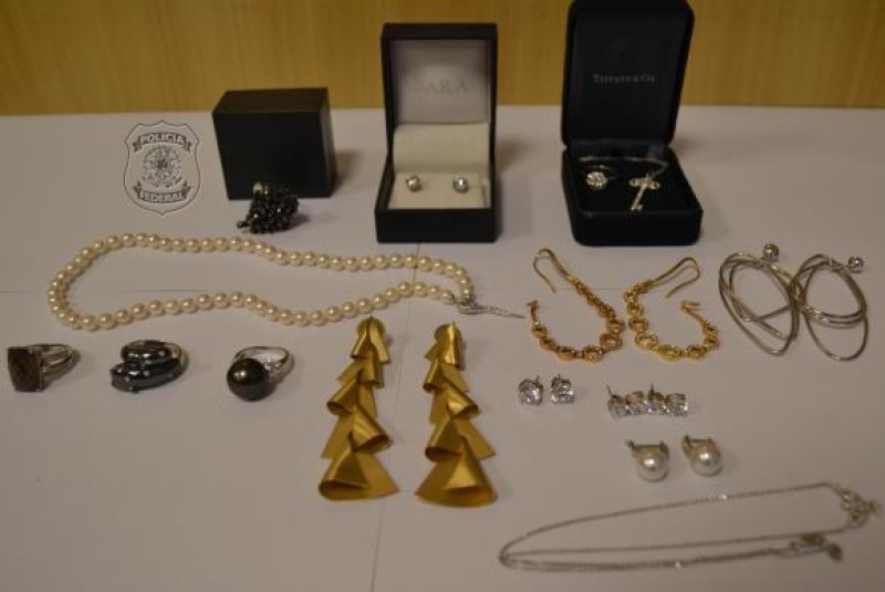 Polícia Federal apreende 15 joias na casa da irmã de Adriana Ancelmo
