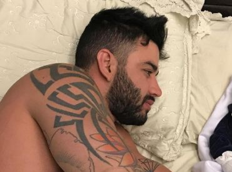 Homem de família: Gusttavo Lima é fotografado ‘babando’ o filho recém-nascido 