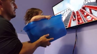 Sem dinheiro para ir à Disney, pai inventa simulador de montanha-russa para a filha