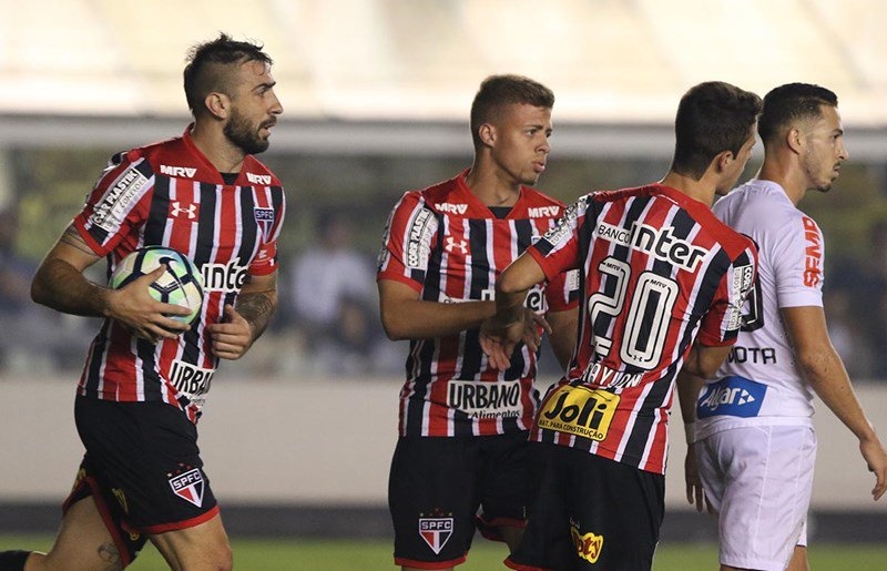 Com 3 de Copete, Santos bate São Paulo e deixa rival em penúltimo no Brasileirão