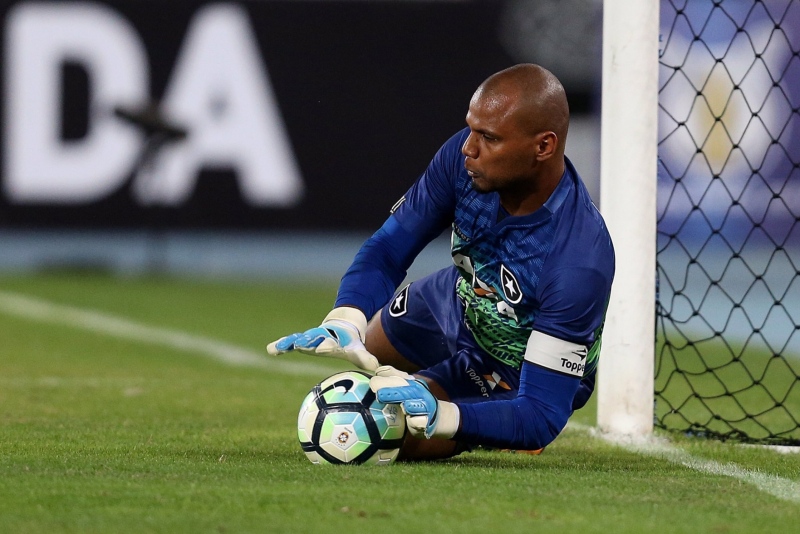 Jefferson pega pênalti em retorno, Botafogo marca no fim e empata com Atlético-MG