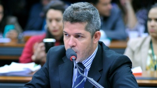 Crítico do governo Temer, Delegado Waldir é retirado da CCJ