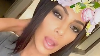 Kim Kardashian esclarece o que era a 'cocaína' em cima da mesa