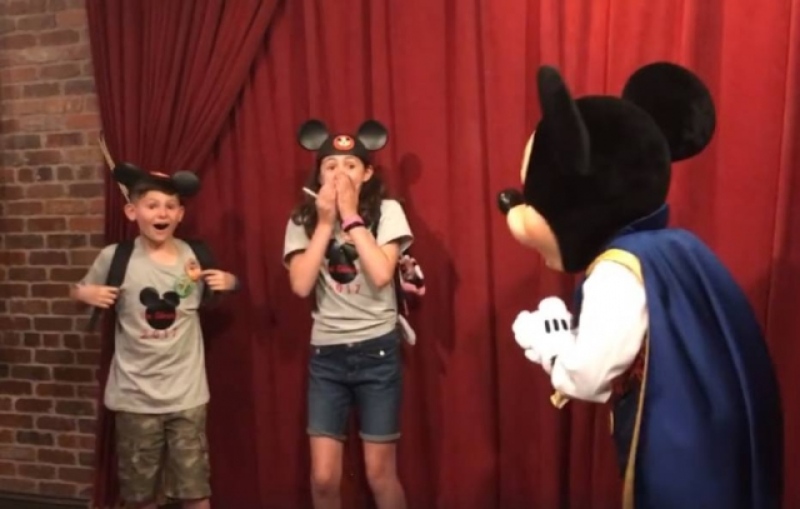 Crianças ouvem de Mickey Mouse que serão adotadas e vídeo viraliza