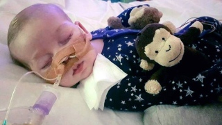 Após batalha judicial, morre bebê britânico Charlie Gard