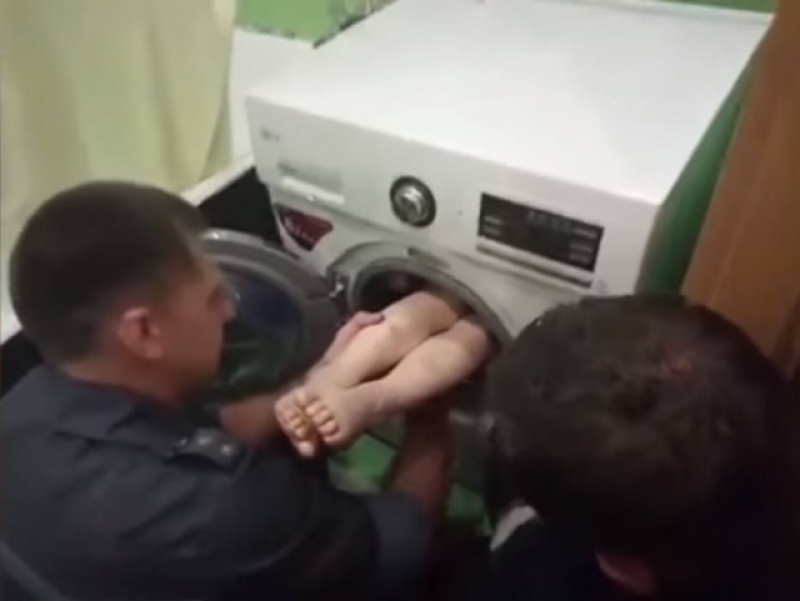 Menino fica preso em máquina de lavar e bombeiros ajudam no resgate
