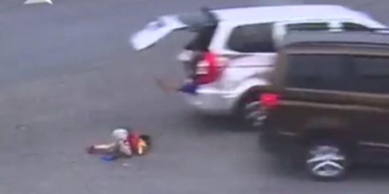 Vídeo mostra crianças sendo jogadas para fora do carro após batida