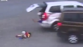 Vídeo mostra crianças sendo jogadas para fora do carro após batida