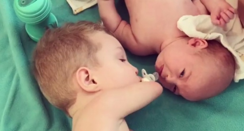 Vídeo de criança sem braços cuidando de irmão bebê comove a internet