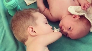 Vídeo de criança sem braços cuidando de irmão bebê comove a internet