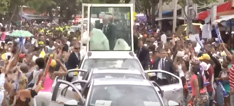 Vídeo mostra momento em que carro freia e Papa Francisco bate o olho após desequilibrar no papamóvel