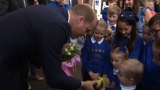 Menino dá abacate de presente para príncipe William entregar a Kate Middleton