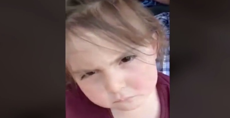 Vídeo mostra menina de 3 anos sentada no colo do pai segundos antes de morrer em acidente de carro