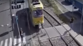 Vídeo mostra momento em que mulher é atingida por bonde enquanto olhava o celular