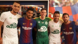 Neto, Follmann e Ruschel posam com Suárez e Messi
