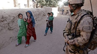 Meninas são observadas por soldado na província de Kandahar, sul do Afeganistão 