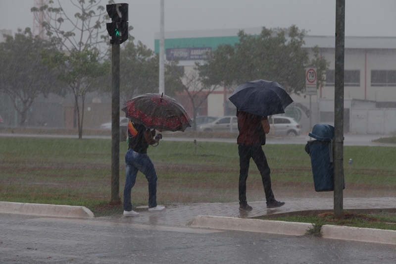 Chuva -alguns pedestres precavidos conseguiram fugir da chuva