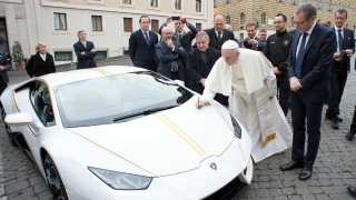 Papa vai leiloar Lamborghini exclusiva que ganhou de presente avaliada em R$ 1,7 milhão