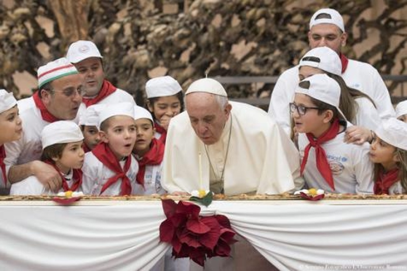 Papa Francisco comemora 81 anos e 'apaga velinhas' em pizza gigante