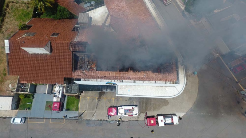Veja fotos e vídeos de drone do incêndio e do trabalho dos bombeiros na Padaria Maná, em Goiânia