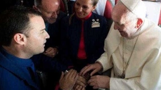 Papa realiza casamento entre comissários dentro de avião 