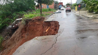 Chuva forte causa estragos em asfalto no município de Paraíso