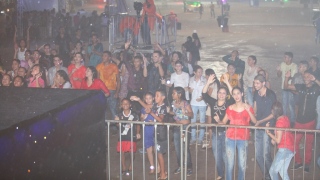 Parte do público permaneceu na beira do palco mesmo com a chuva 