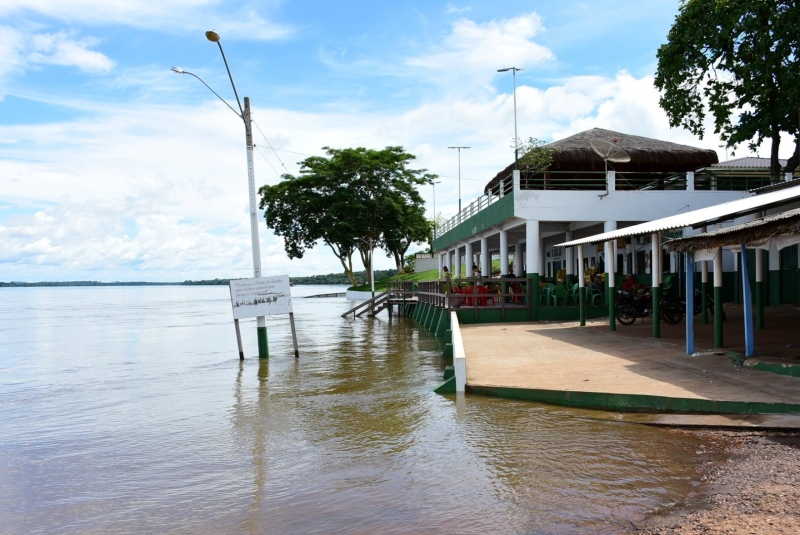 Rio Tocantins em cheia em Tocantinópolis 