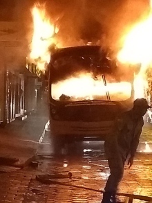 ônibus pega fogo em Paraíso do Tocantins