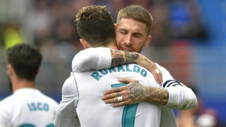 Sergio Ramos comemora um dos gols de Cristiano Ronaldo (Foto: Ander Gillenea / AFP)