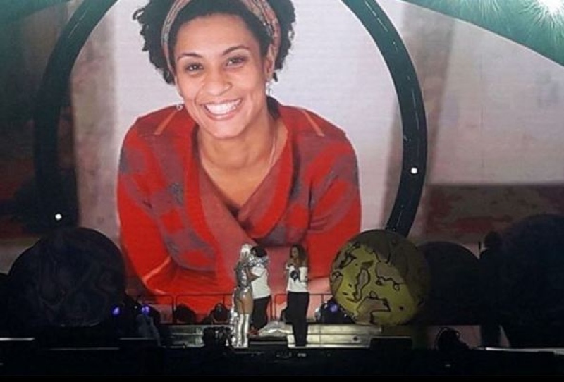 Katy Perry convida família para o palco e homenageia Marielle durante show; assista