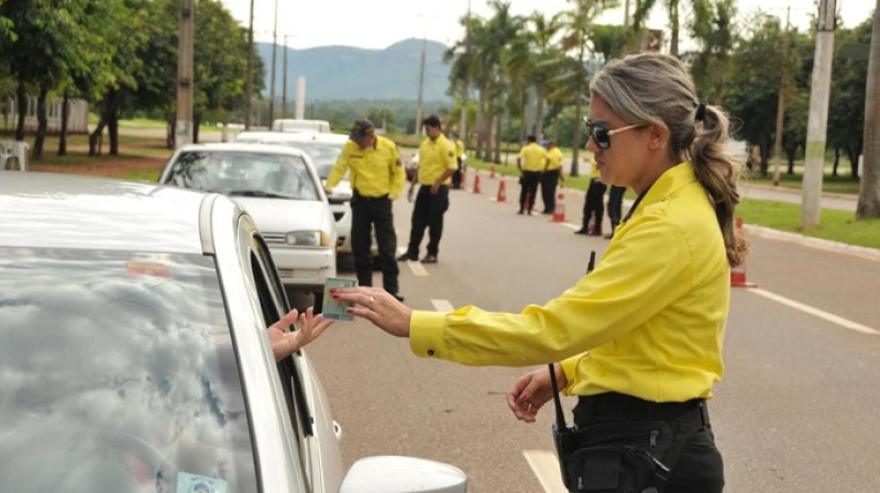 Agentes municipais de trânsito durante campanha educativa