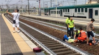 Jovem faz selfie enquanto mulher ferida por trem é socorrida na Itália