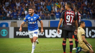 Arrascaeta comemora gol pelo Cruzeiro