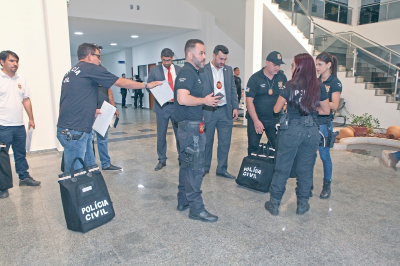 Policiais Civis cumpriram mandados de busca e apreensão em gabinetes de vereadores