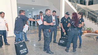 Policiais Civis cumpriram mandados de busca e apreensão em gabinetes de vereadores