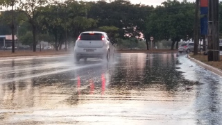 Chuva - Registro tirado na Quadra 104 Sul, próximo aos Correios em Palmas